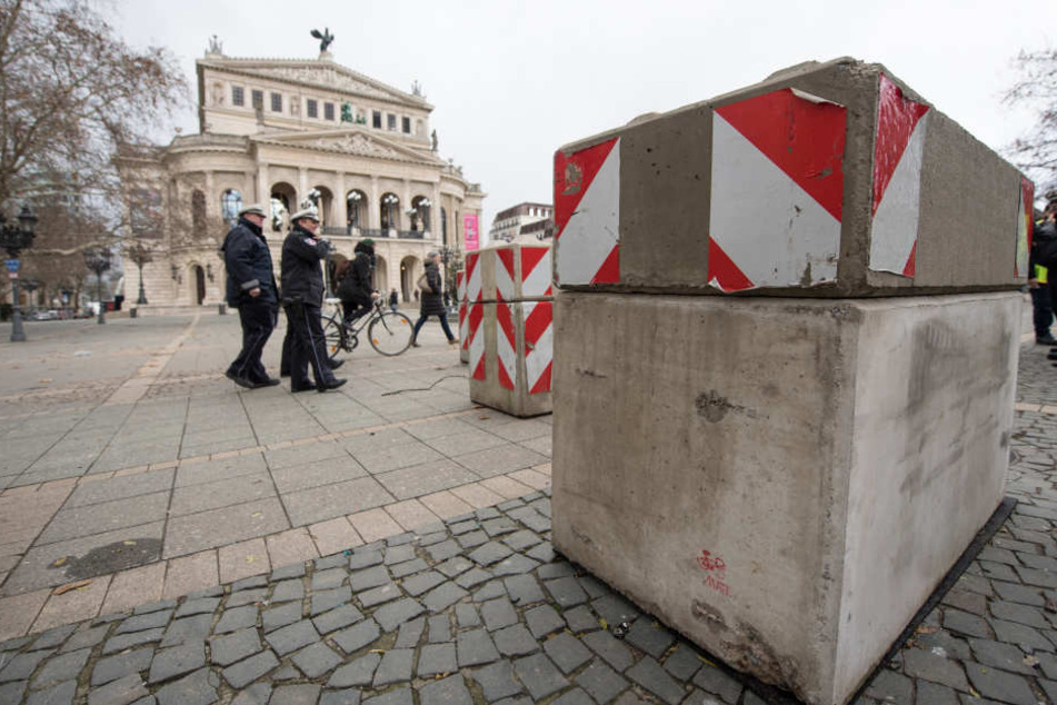 Vor der Alten Oper schützen Beton-Poller vor möglichen Terroranschlägen.