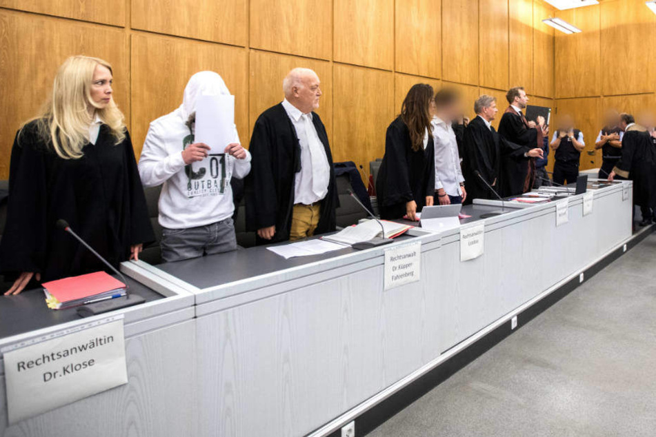 Die Angeklagten mit ihren Anwälten beim Prozess-Beginn im vergangenen Juli in Essen.
