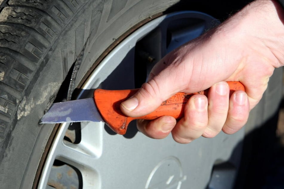 Der Täter hat an einem Opel alle vier Reifen zerstochen. (Symbolbild)