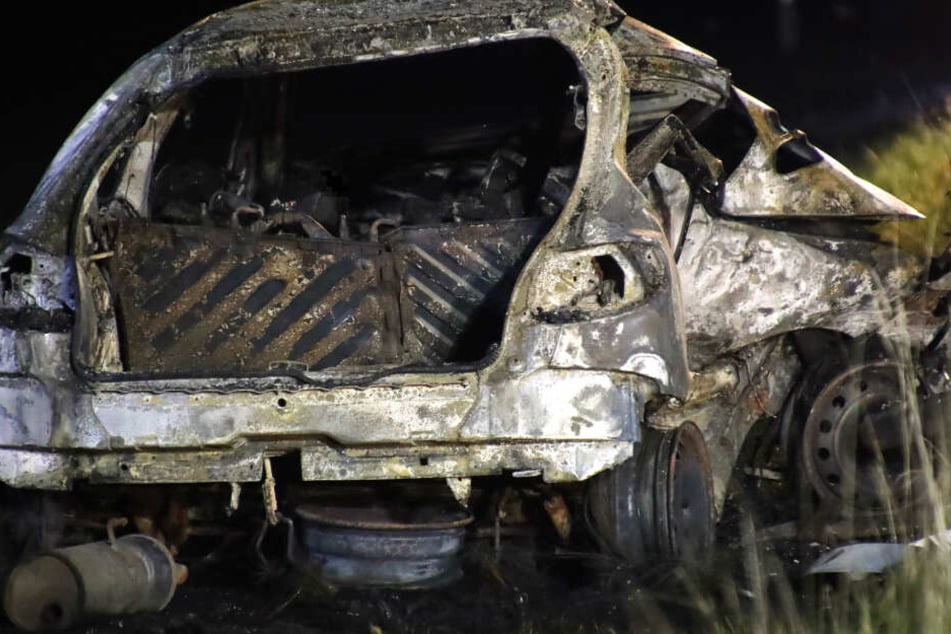 Von dem zerstörten und ausgebrannten Peugeot blieb nach dem Unfall wenig übrig.