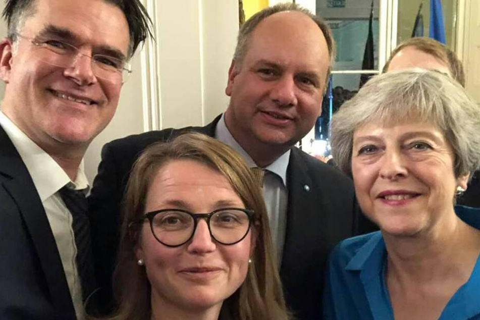 Kulturmanager Tobias Blaurock, Kulturbürgermeisterin Annekatrin Klepsch und OB Dirk Hilbert mit Ex-Premier Theresa May (v.l.).