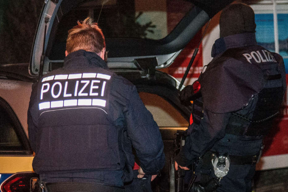 Die Polizeibeamten konnten den Tatverdächtigen Messerangreifer festnehmen. (Symbolbild)