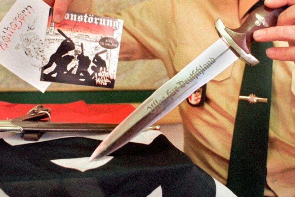 Nazi-Dolch mit SA-Spruch "Alles für Deutschland". Der Satz ist ebenso verboten wie "Heil Hitler".