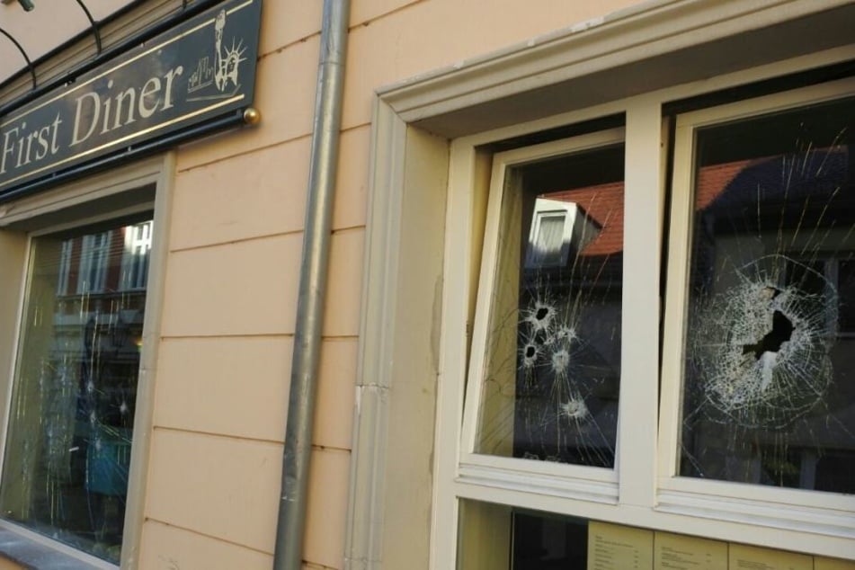 Sieben Scheiben der Gaststätte "St. Wenzel/First Diner" in der Wenceslaigasse wurden erheblich beschädigt.