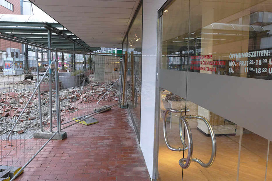 Das Schuhgeschäft Görtz hat ein Schaufenster übergangsweise zum Haupteingang umfunktioniert.