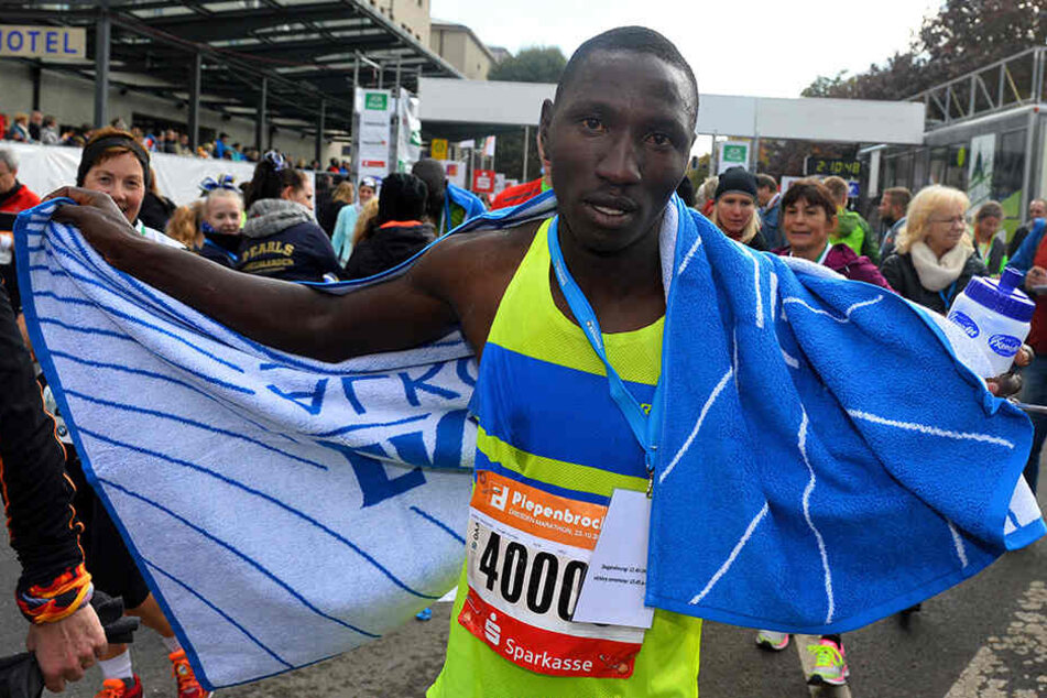 Kaputt aber glücklich: Kyen Joseph Munywoki (24) gewann den Dresden-Marathon mit Bestzeit!