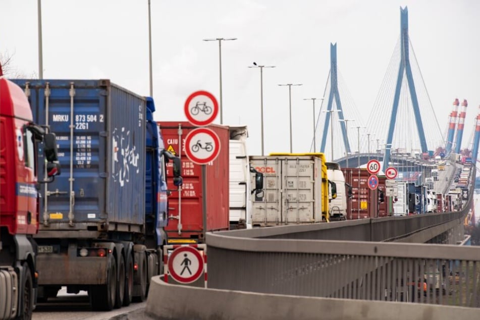 Eine Fahrspur bleibt zunächst frei.