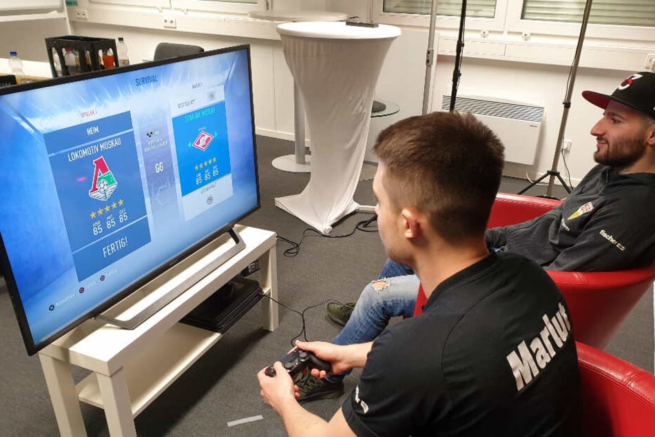 Marcel Lutz (22, links im Bild) und Erhan Kayman (29) sind eSport-Profis im Fußball-Videospiel "FIFA" beim VfB Stuttgart.