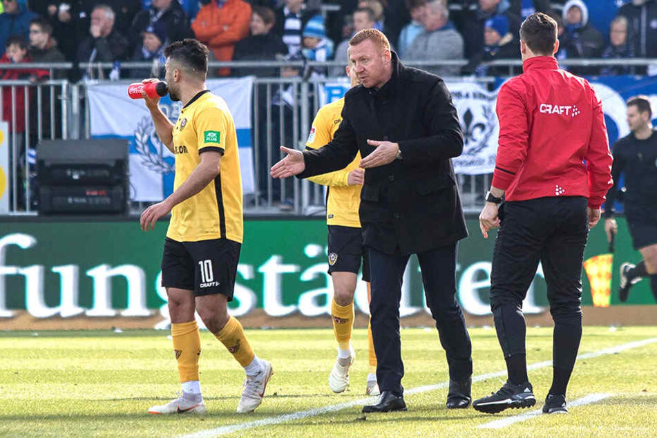 Seine letzte Dynamo-Dienstfahrt heute vor einem halben Jahr: Nach dem 0:2 in Darmstadt musste Maik Walpurgis (M.) gehen.