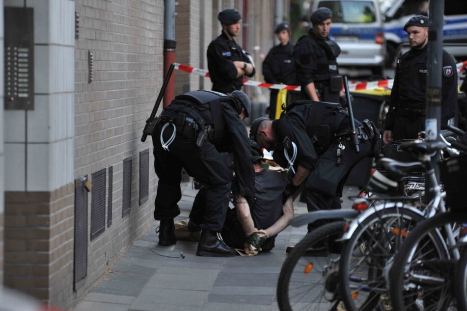 Polizisten nahmen den Mann (48) fest.
