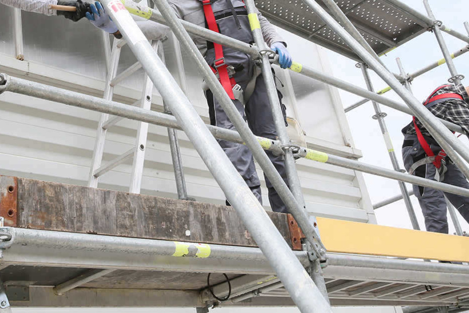 Ein Handwerker stürzte von einem Gerüst fünf Meter in die Tiefe. (Symbolbild)