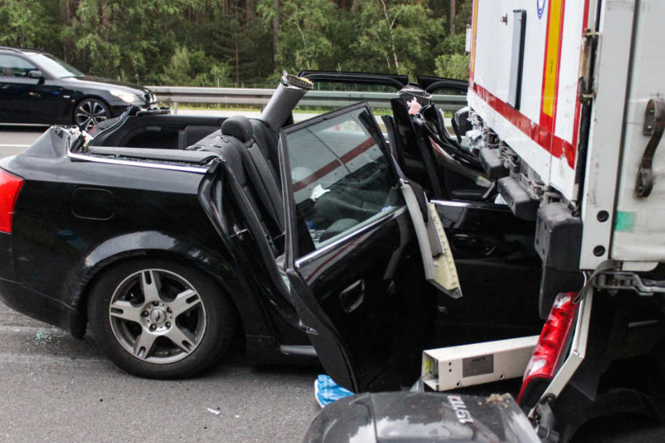 Ein Autowrack klemmt nach einem Unfall auf der Autobahn 2 (A2) unter dem Auflieger eines Lkw.