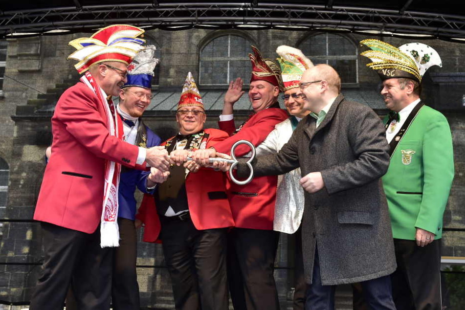 Bürgermeister Sven Schulze übergab den Rathausschlüssel an die Präsidenten der Chemnitzer Karnevalsvereine.