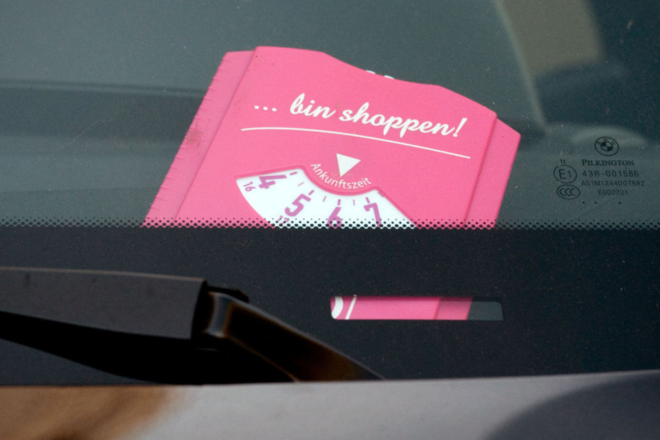 So eine pinke Parkscheibe zu nutzen ist gesetzlich nicht erlaubt.