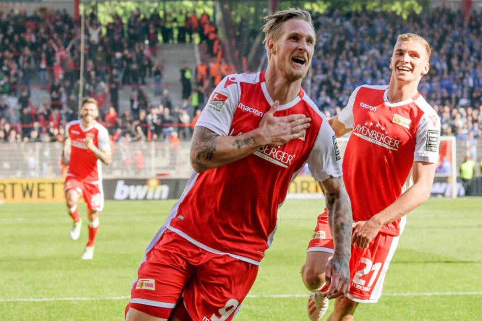 Sebastian Polter bejubelt mit Grischa Prömel seinen Treffer zum 3:0.