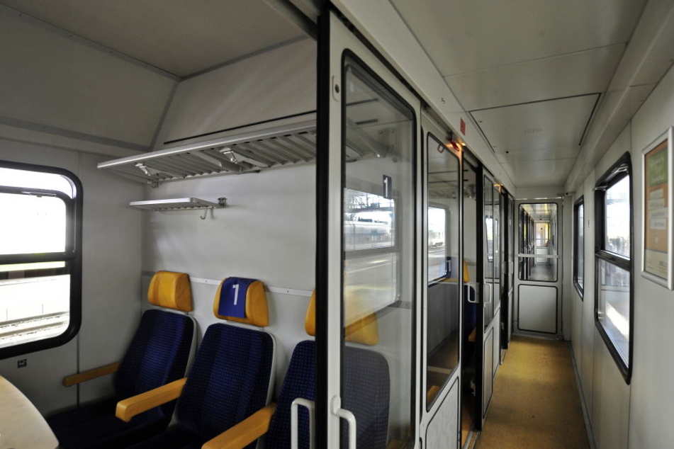 Er pinkelte außerhalb der Toiletten und sollte deshalb den Zug verlassen. (Archivbild)