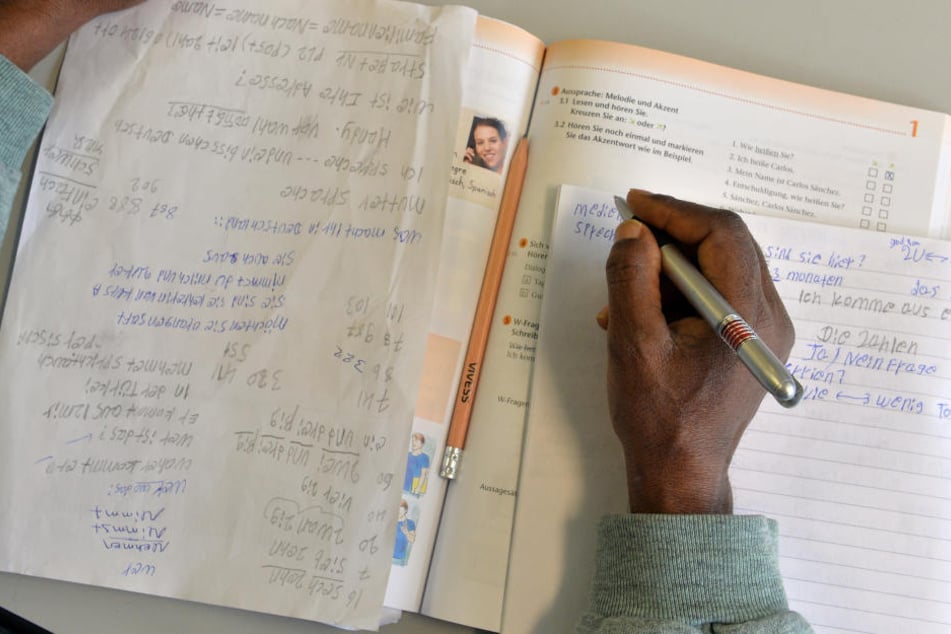 In den Kursen lernen die Flüchtlinge die Grundlagen der deutschen Sprache.