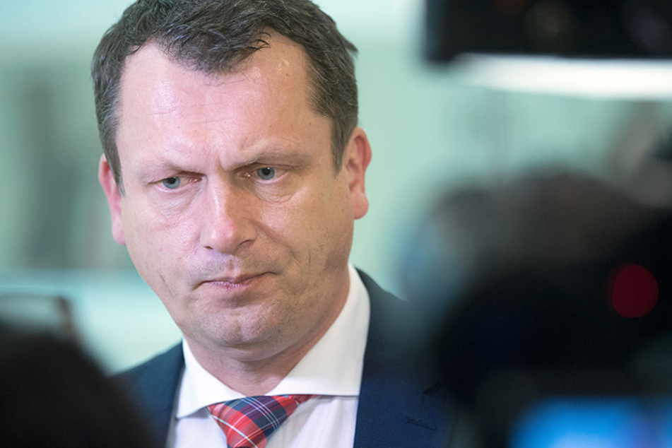 Der Oberbürgermeister der Stadt Cottbus, Holger Kelch (CDU), gibt nach einer Sitzung des Innenausschusses des Landtags Brandenburg ein Interview.