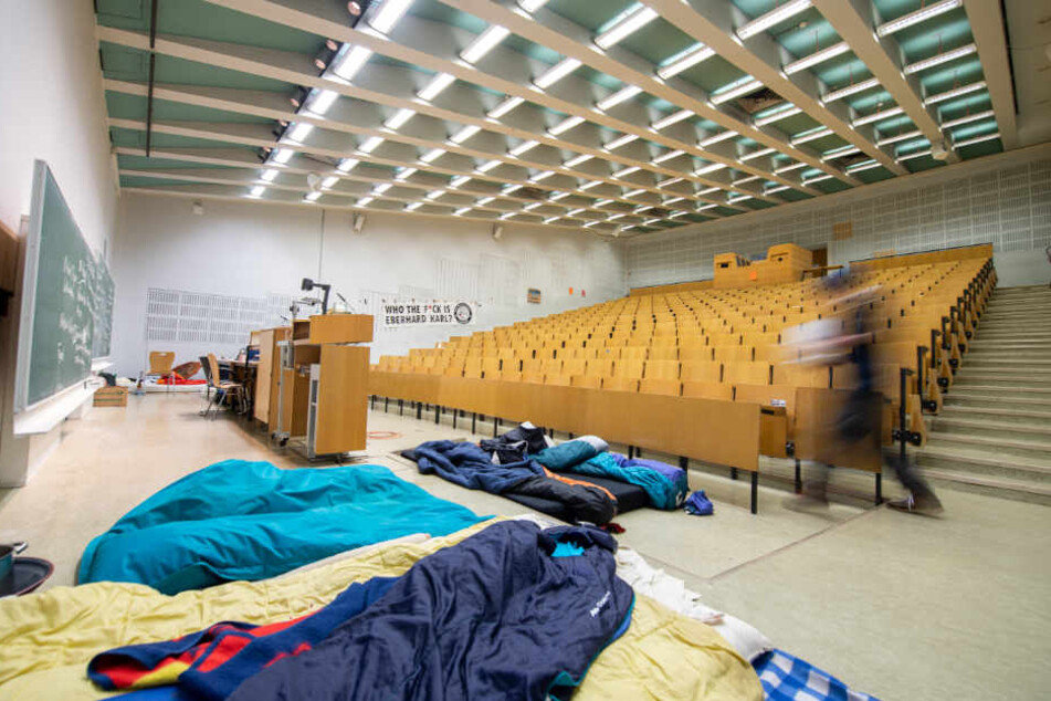 Ein Student geht während der Besetzung des Hörsaals 21 im Kupferbau durch den Hörsaal.