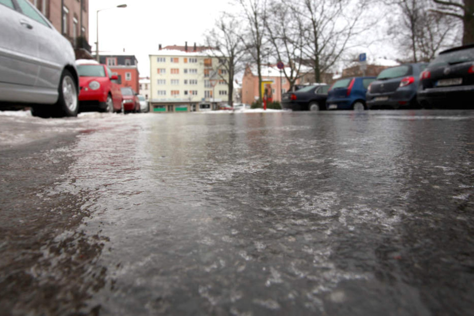 Eine Eisschicht bedeckt eine Straße in Nürnberg.