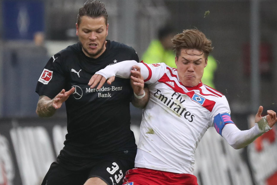 Hamburgs Gotoku Sakai (r) und Stuttgarts Daniel Ginczek im Zweikampf um den Ball.