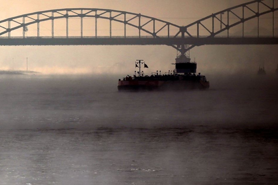Das Schiff war gegen die Südbrücke gefahren. (Archivbild)