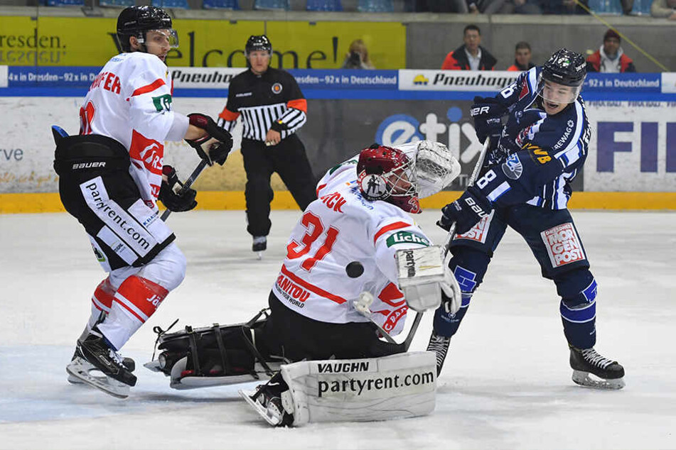 Timo Walther (r.) hat
sich bei den Eislöwen
in die Form für die
„U20“-WM gespielt.
Unter Coach Franz
Steer bekommt er
viel Eiszeit.