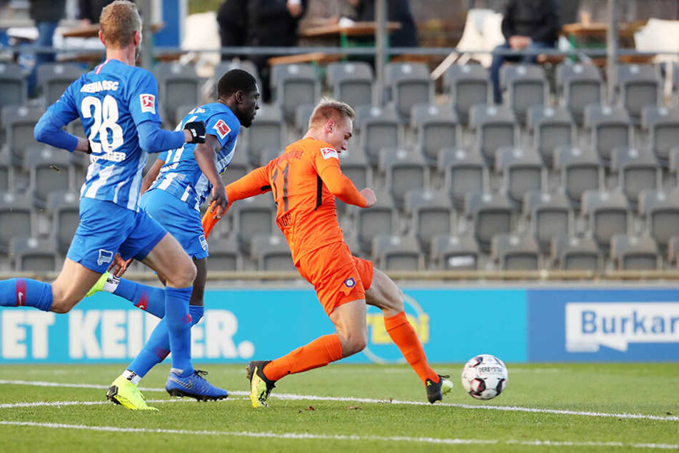 Florian Krüger (r.) trifft beim Testspiel gegen Bundesligist Hertha BSC zu3 1:0-Führung für Aue.
