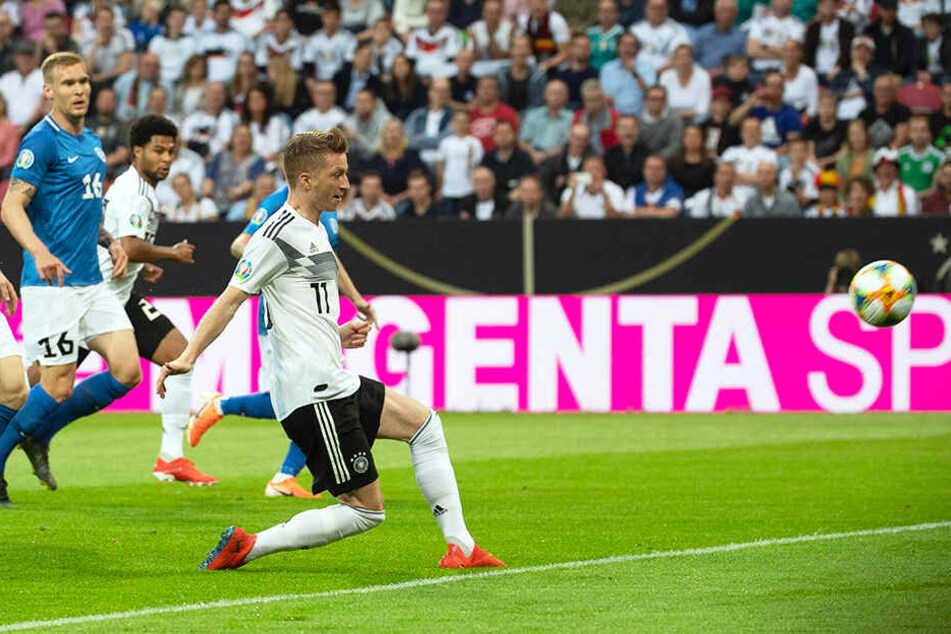 Der frühe Anfang vom Ende für Estland: Marco Reus (r.) trifft für Deutschland zum 1:0.