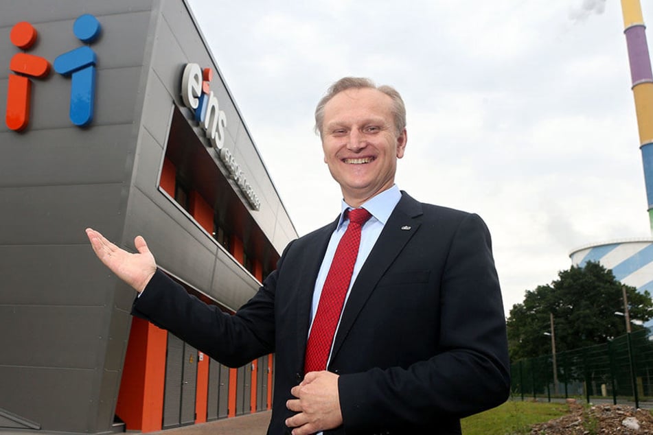 Eins-Energie-Chef Roland Warner (52) ) vor dem neuen Batteriespeicher mit einer Kapazität von 18 000 Autobatterien.