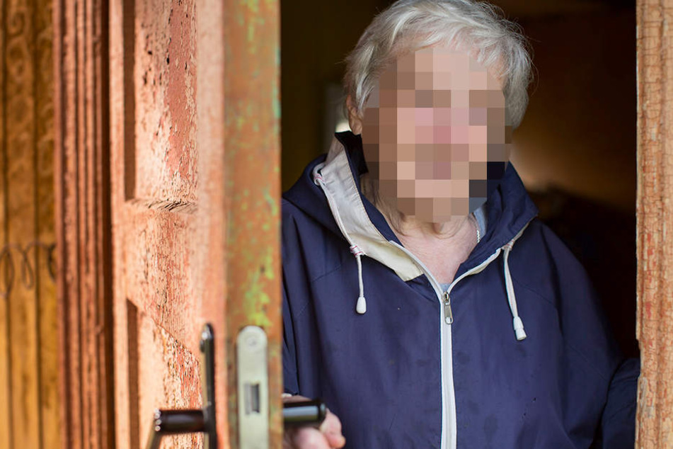 Die 88-Jährige öffnete die Tür, weil sie glaubte ein Nachbar habe geklingelt. (Symbolbild)