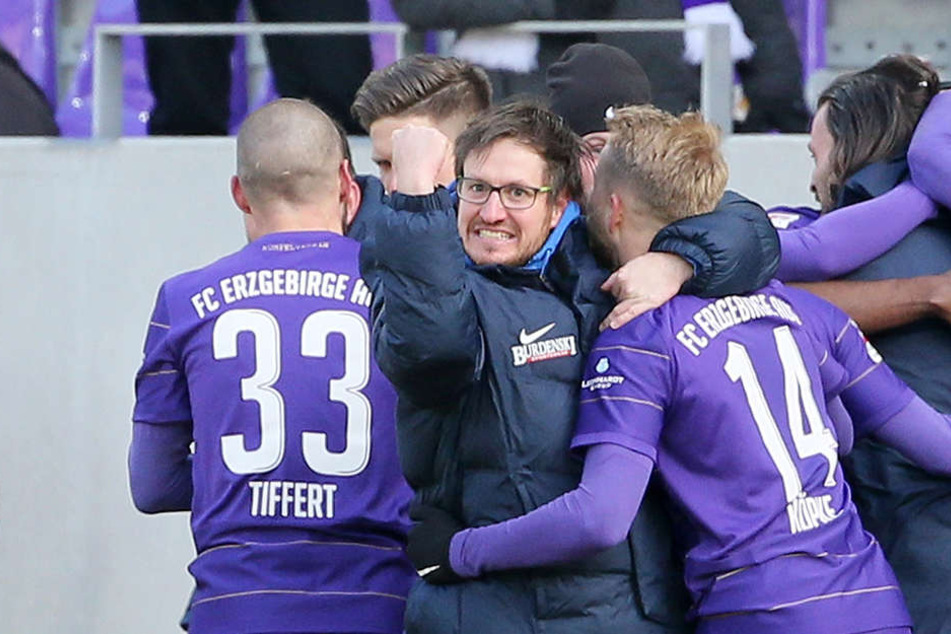 Auer Jubel nach dem Sieg gegen Kaiserslautern. Die Systemumstellung von Coach Hannes Drews (M.) während der Partie hat gefruchtet.