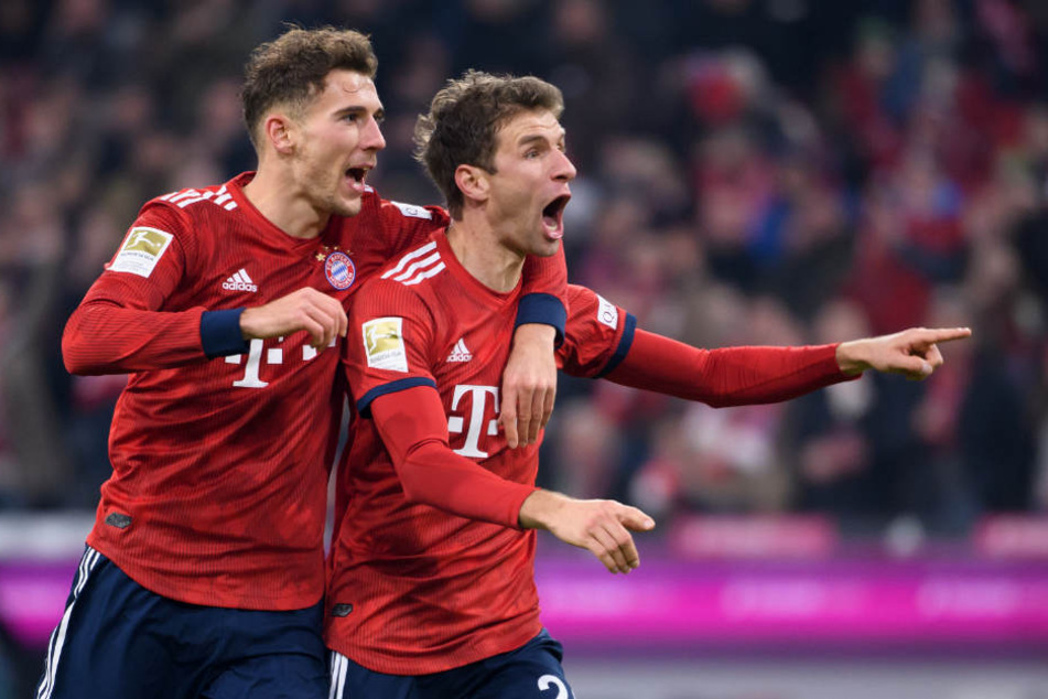 Müller (r) bejubelt zusammen mit Teamkollege Goretzka sein Tor zum 3:1.