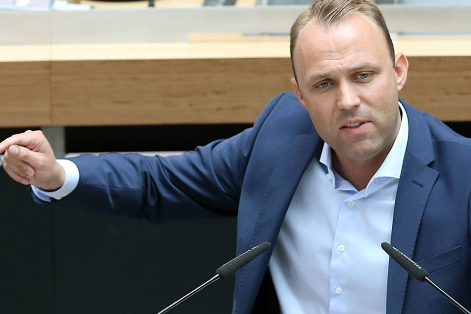 Der Fraktionsvorsitzende der FDP setzt sich für die Offenhaltung des Flughafen ein.
