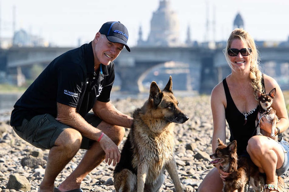 Bill Stewart mit seiner Frau Silke und den drei Hunden.
