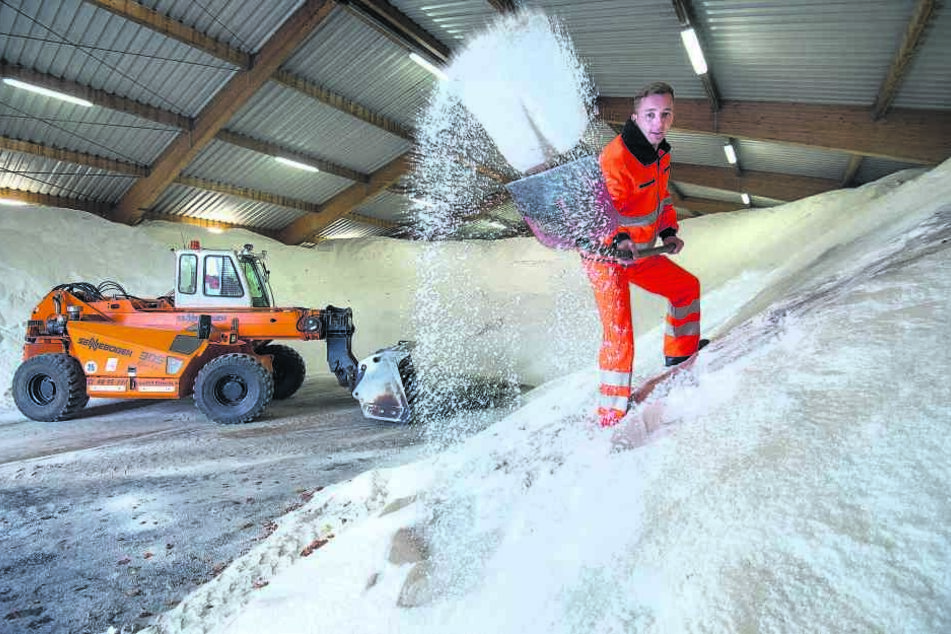 Winter einfach wegschippen: Winterdienstfahrer
Adriano Bree (28)
im vollen Salzlager des ASR.