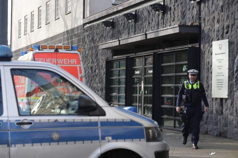 Polizei und Feuerwehr stehen vor dem Eingang der Staatsanwaltschaft Düsseldorf.