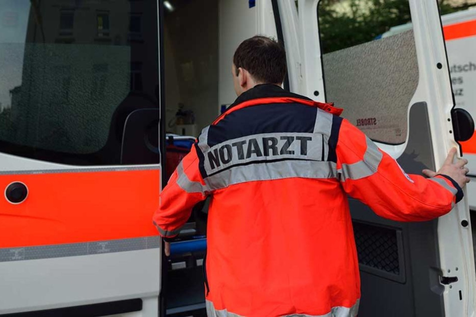 Der alarmierte Notarzt konnte dem Baggerfahrer nicht mehr retten (Symbolbild).