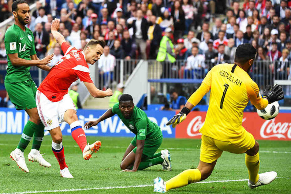 Denis Cheryshev (Zweiter von links) erzielt das 2:0 für Russland.