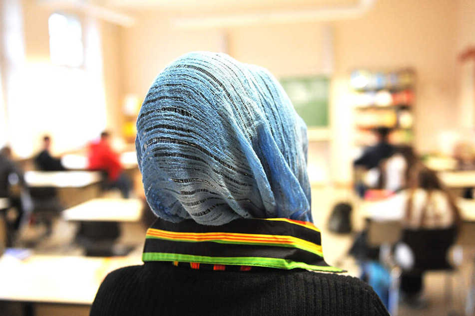 Mädchen unter 14 Jahren sollen sich nach Ansicht des Fraktions-Vizes der Christlich-Demokratischen Union in einer Schule nur ohne Kopftuch aufhalten.