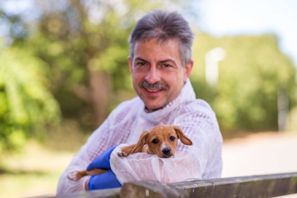 Tierheim-Chef Michael Sperlich (52) mit Hundewelpe Nina auf dem Arm.