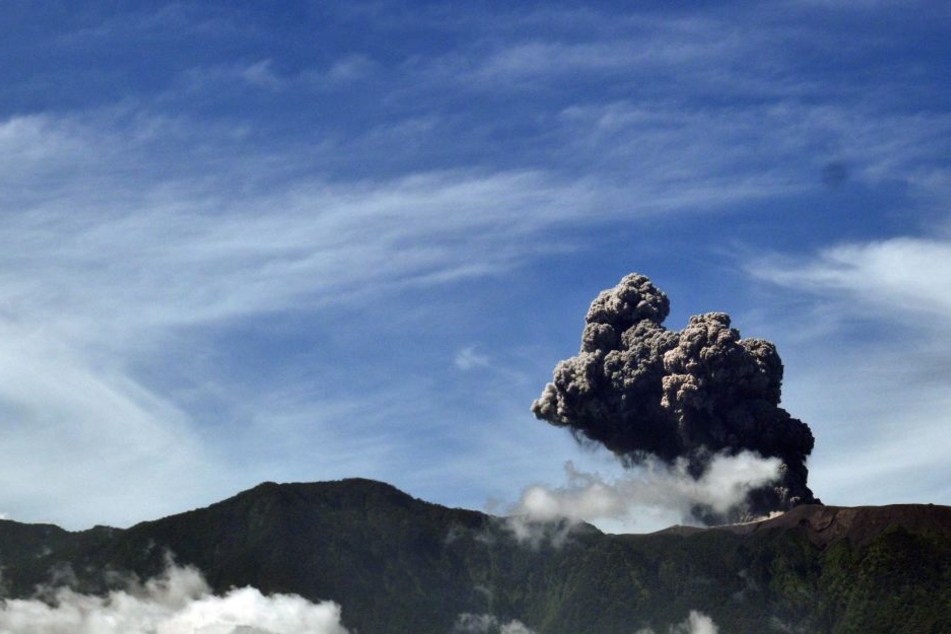 Der Marapi spuckt im Moment Asche in vier Kilometer hoch in den Himmel.