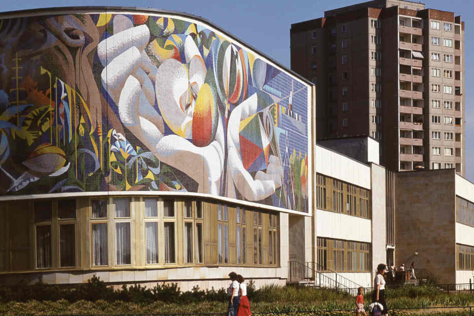 Das Wandmosaik "Die Beziehung des Menschen zur Natur und Technik" soll wieder aufgebaut werden.