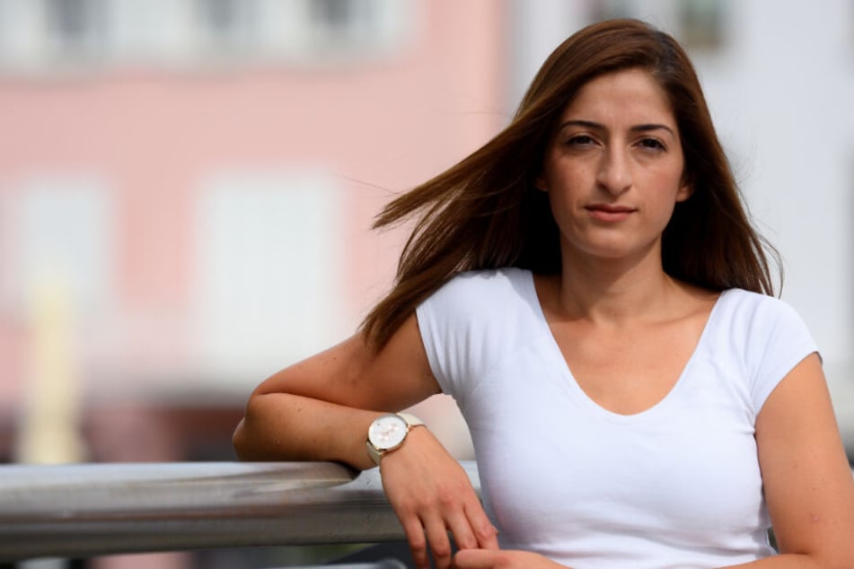 Mesale Tolu lehnt an einem Geländer in Ulm.