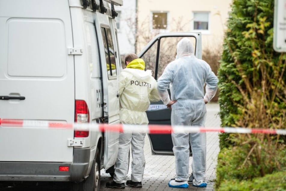 Einsatzkräfte rückten nach der schrecklichen Tat in der Bielefelder Ziegelstraße an.