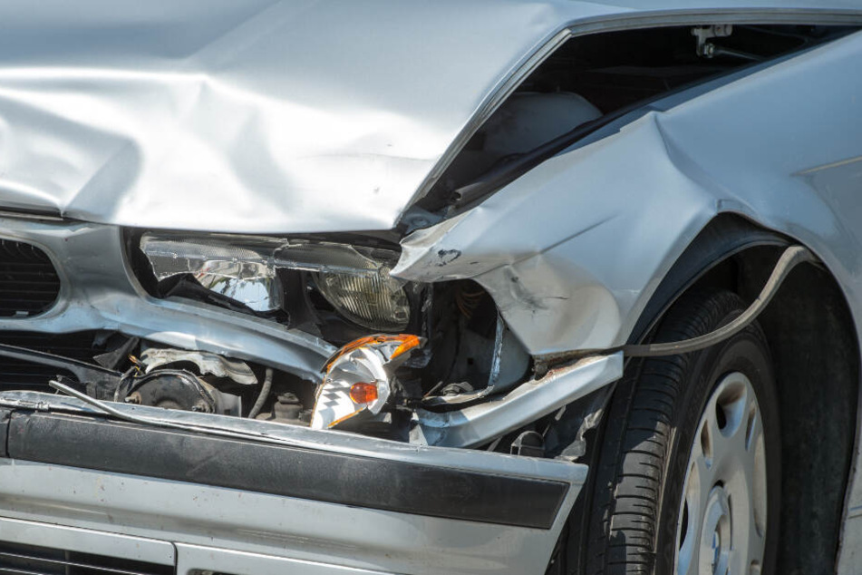 Jüngere Autofahrer haben durchschnittlich häufiger einen Unfall. (Symbolbild)