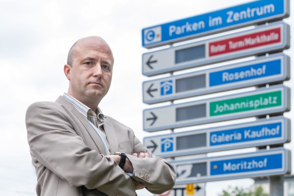 Der Stadtrat will das Parkleitsystem modernisieren. Den Abriss hatte Michael Walther (46, CDU) kritisiert.