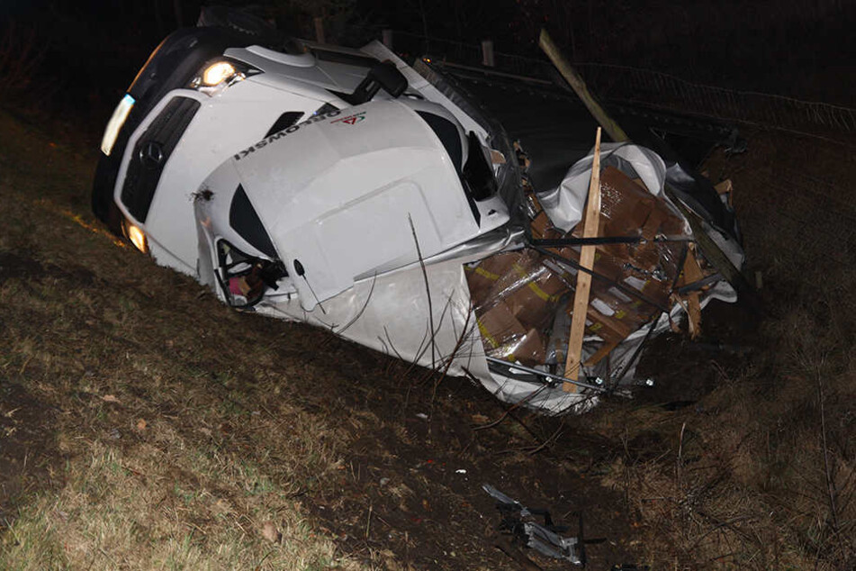 Der Mercedes Sprinter war von dem Crash zotal zerstört.