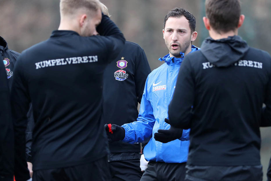 Domenico Tedesco (M.) redet im Training nicht nur viel mit seinen Spielern, sondern fordert sie auch zum Mitdenken auf.