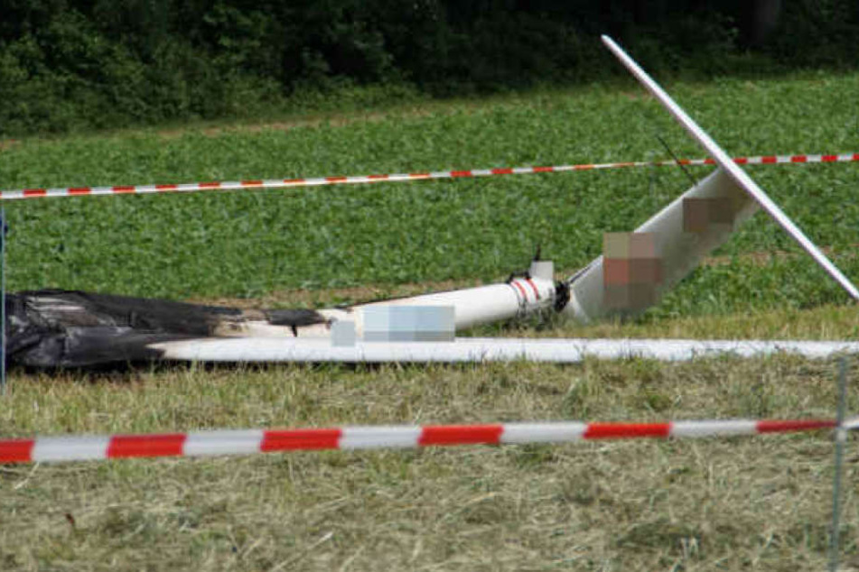 Das ausgebrannte Wrack beim Absturz in Mosbach bei Karlsruhe.